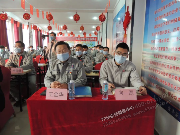 生產(chǎn)副總王副總（左）、新益為咨詢向老師（右）
